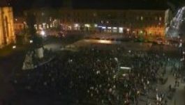 Több ezres tömeg Kolozsvár főterén (ÉLŐ VIDEÓ)