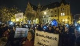A korrupció és a kormány politikája ellen tüntettek Magyarországon