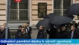 Tojással dobták meg Áder Jánost Prágában (VIDEÓ)