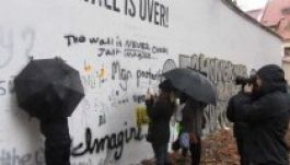 Lemeszelték a John Lennon-falat Prágában