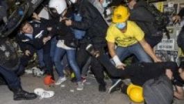 A hongkongi rendőrök összecsaptak a tüntetőkkel (VIDEÓ)