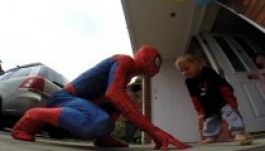 Pókembernek öltözött a beteg kisfiát meglepni akaró apuka (VIDEÓ)