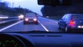 Autópályán forgalommal szemben száguldozott két menekülő