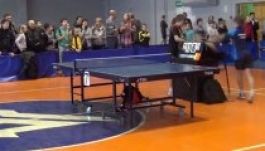 Ilyen sportszerűtlen gesztus pingpongasztalnál még nem történt