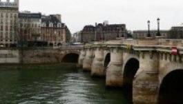 Rejtélyes kőszobrot emeltek ki a Szajnából