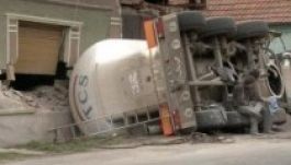 Tönkretette egy idős magyar házaspár házát a cementszállító