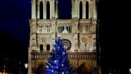 Ajándék karácsonyfával udvarol Moszkva Párizsnak