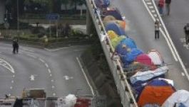 Újabb területeket kényszerültek feladni a Hongkongban tüntetők