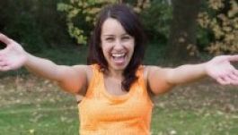 Hatvan dollárért ölelkezik ügyfeleivel ez a nő (VIDEÓ)