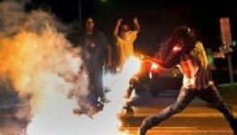 Fergusonban felgyújtottak egy járőrautót a tüntetők