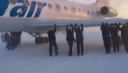 Meg kellett tolniuk a repülőt az orosz utasoknak (VIDEÓ)