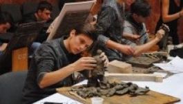 Műhelymunka képzőművészeknek a csíkszeredai megyeházán