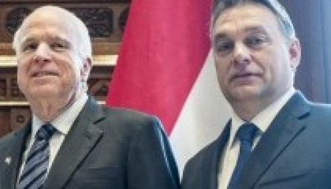 Nagyon csúnyákat mondott Orbánról John McCain amerikai szenátor