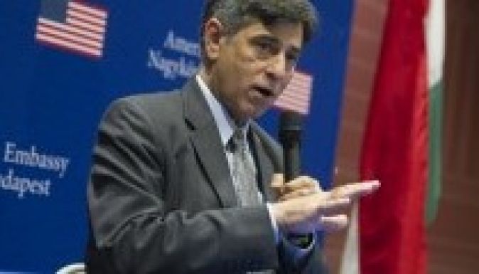 Csak jövendő főnökét védte meg az amerikai nagykövetség ügyvivője