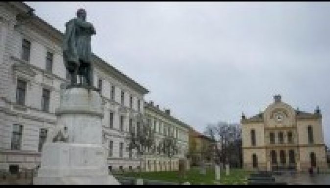 Ismét Mikulás-sapkát kaptak a pécsi szobrok