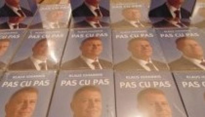 Már nyerészkednek is Johannis önéletrajzi könyvén