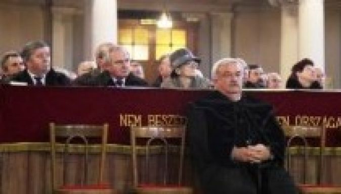 Mekkora fizetésről mondott le Kató Béla püspök?