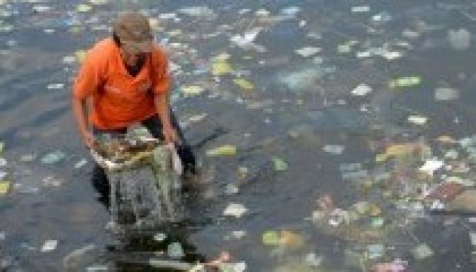 Hatalmas mennyiségű műanyag úszik a világ óceánjain