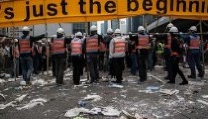 Kipucolták Hongkongot, Kína támogatja a rendőrséget (VIDEÓ)