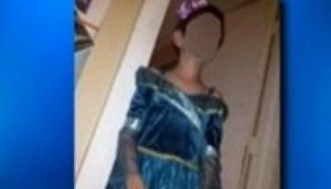 Nőnek öltöztette kisfiát, hogy megalázza mások előtt