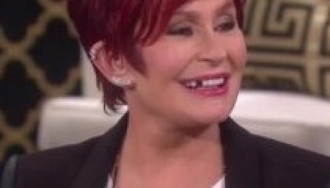 Élő adásban esett ki Sharon Osbourne foga (VIDEÓ)