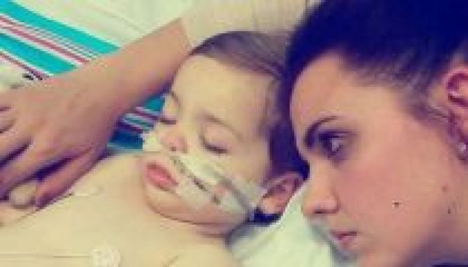 Szétosztogatja halott kisfia karácsonyi ajándékait az anya