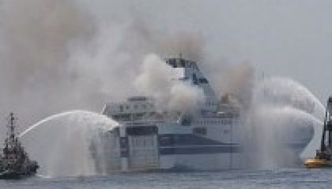 Lángokban áll egy utasszállító komp Görögország partjainál