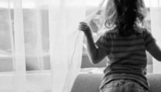 Vádat emeltek a kislányát az ablakon kilökő tatabányai nő ellen