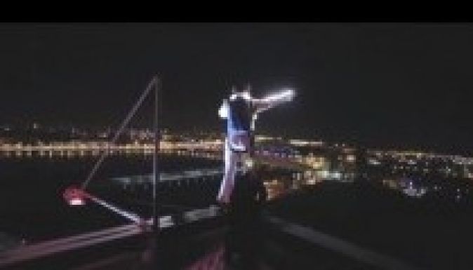 Újra leugrott egy rigai toronyépületről a rejtélyes ejtőernyős