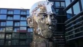 Különleges alkotással tiszteleg szülővárosa Kafka emléke előtt