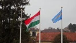 Bűncselekménynek minősítik az idegen zászlók „szabálytalan” kitűzését?