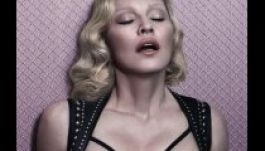 Madonna 56 évesen meztelen keblekkel pózol