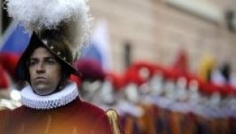 Ferenc pápa leváltotta a svájci gárdisták parancsnokát