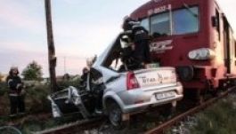 Száz métert sodorta az autót a vonat, az aradi sofőr túlélte