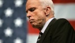 McCain ismét nekiment Orbánnak, bár az amerikai külügy „leírta”