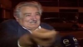 Élő adásban adott alamizsnát az uruguayi elnök