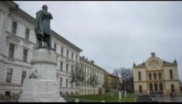 Ismét Mikulás-sapkát kaptak a pécsi szobrok