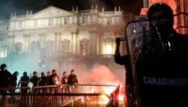 Tüntetéssel és utcai harccal kezdődött a milánói Scala-premier