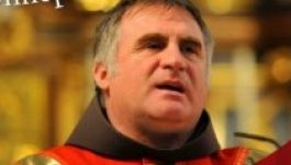 Böjte Csaba testvér és gyermekei a Vigadó Művelődési Házban