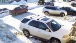 Négy és fél perc alatt sikerült kihajtania egy üres parkolóból (VIDEÓ)