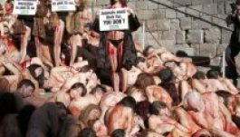 Véres, meztelen testekkel tiltakoztak Barcelonában