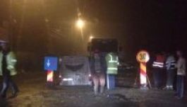 Gödörbe esett egy autó Sepsiszentgyörgyön