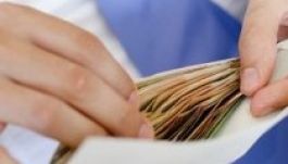 Befagyasztja a kormány a közalkalmazotti béreket