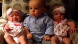 Zavarba jött a csecsemő az újszülött ikrek miatt (VIDEÓ)