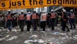 Kipucolták Hongkongot, Kína támogatja a rendőrséget (VIDEÓ)