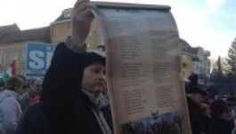 Ismét himnuszt énekeltek a szentgyörgyi prefektúra előtt