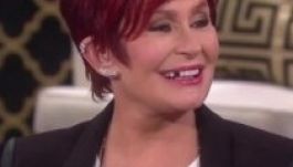 Élő adásban esett ki Sharon Osbourne foga (VIDEÓ)