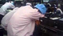 Az Apple szerint csak szunyókálnak a fáradtnak tűnő munkások