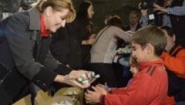 Böjte Csaba 2600 árvájának hozott szaloncukrot Áder János felesége