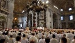 Ferenc pápa keményen bírálta a Vatikánban dolgozó papokat